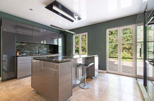 Voll ausgestattete Poggenpohl Küche mit Miele-, Ga