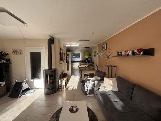 Wohn-/Esszimmer mit offener Küche