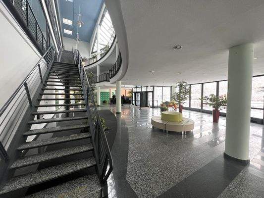 Empfangsbereich im EG - Zugang zu den oberen Etagen