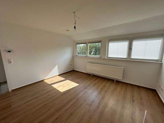 Leeres Zimmer mit Fenstern