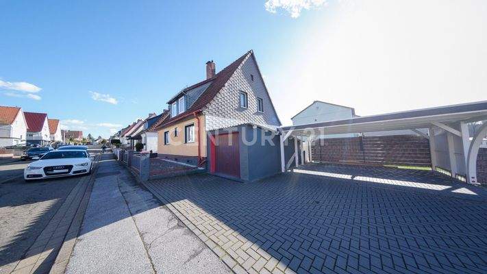 Aussenansicht mit Doppel Carport 
