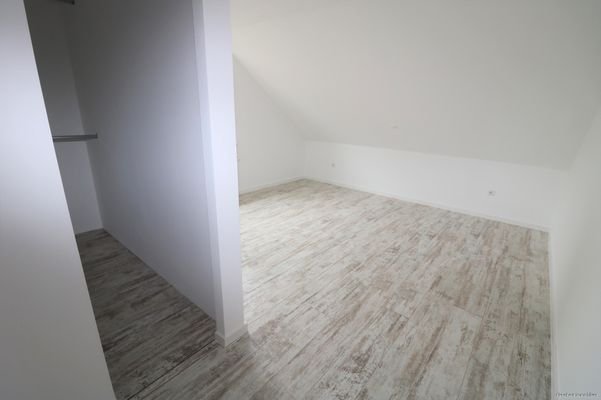 Schlafzimmer mit begehbaren Kleiderschrank