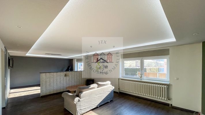 Wohnzimmer mit indirekter Beleuchtung