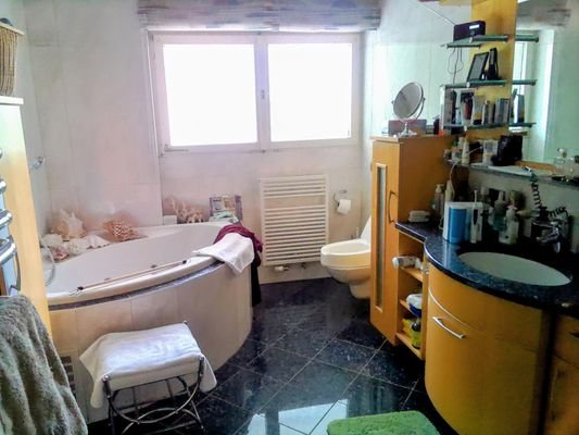 1OG- Bad mit Badewanne und Dusche