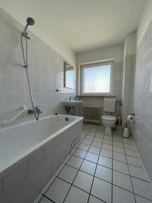 Tageslichtbad mit Wanne