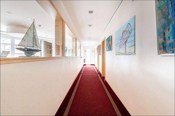 Erdgeschoss - Flurbereich zu den Zimmern, dem Frühstücksraum und dem Haupteingang