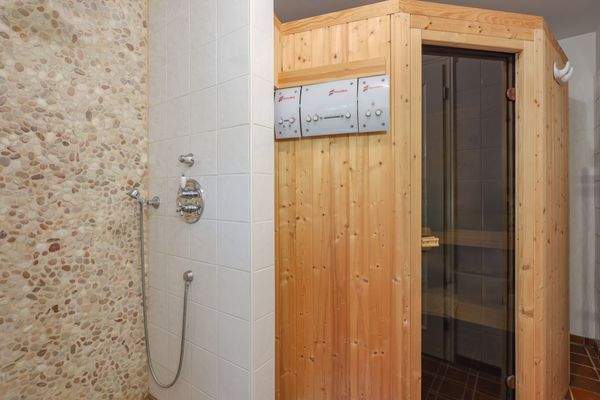 Bad mit Sauna im Erdgeschoss1.jpg