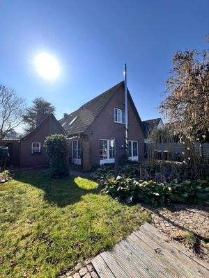 Außenansicht mit Teich und Garten