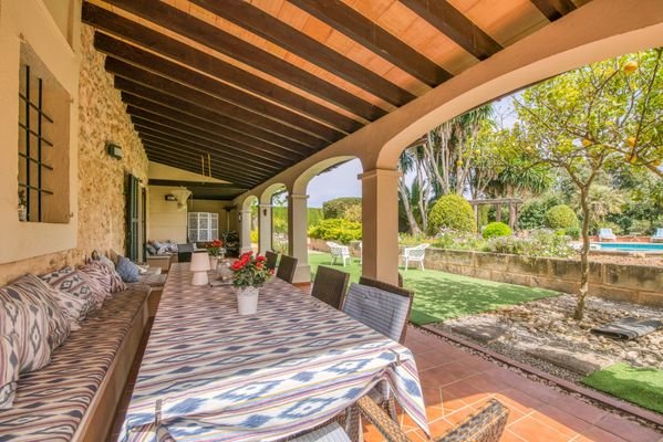 Überdachte Terrasse mit Gartenzugang