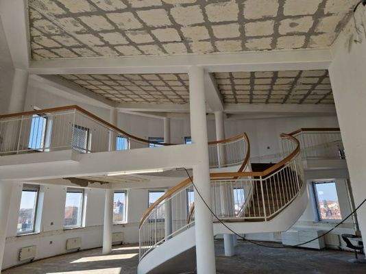 charmante helle Rondell-Bürofläche mit Galerie