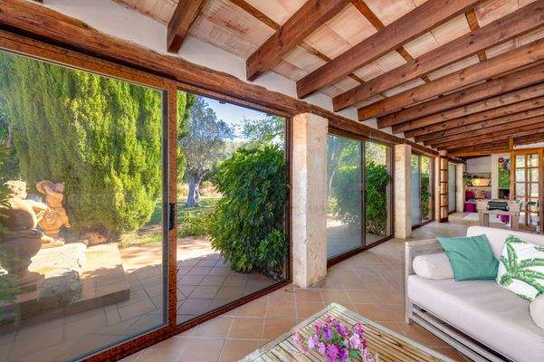 Wintergarten mit Aussicht auf Garten und Pool