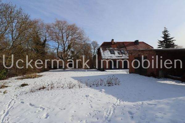 Hausansicht mit Scheune