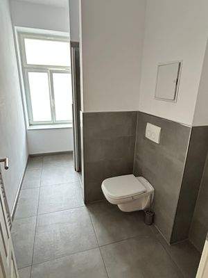 modernes Duschbad mit Fenster