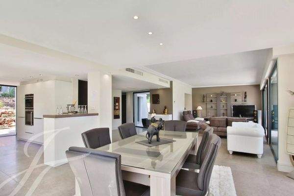 Salle à manger Carrelage Bar Moquette