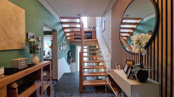 Entreee - Treppe zum OG