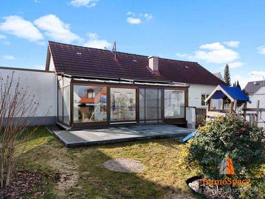 Blick auf die Terrasse und den Wintergarten