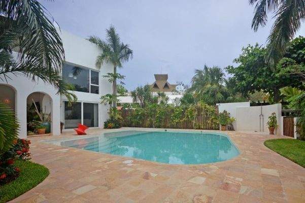 Hausansicht mit Pool