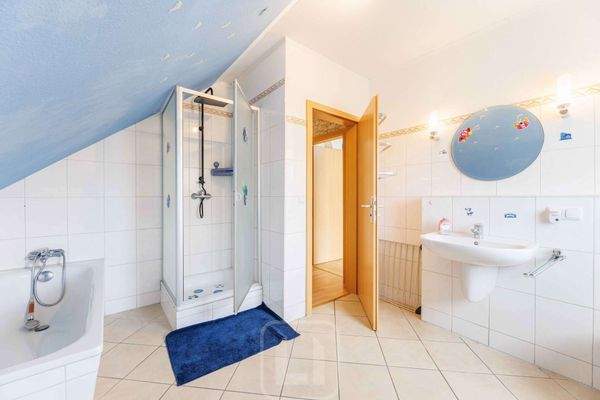 ...Dusche und Waschbecken