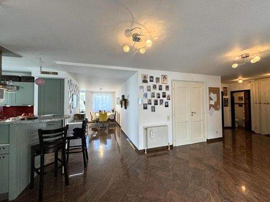 Eingangsfoyer / offene Küche mit Bar