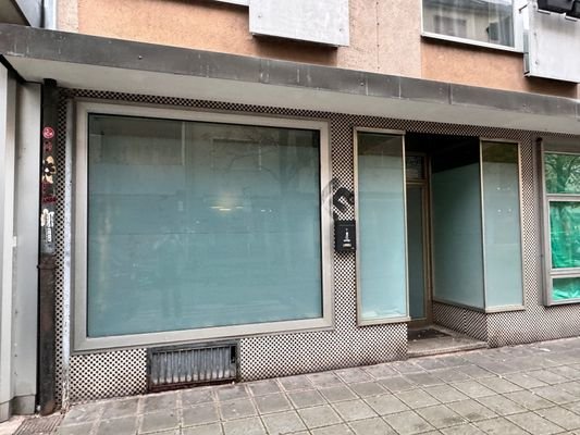 Außenansicht mit Schaufenster