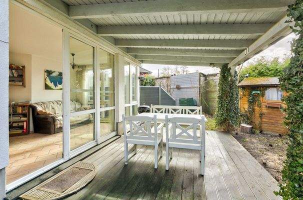 Überdachte Terrasse mit Sitzbereich