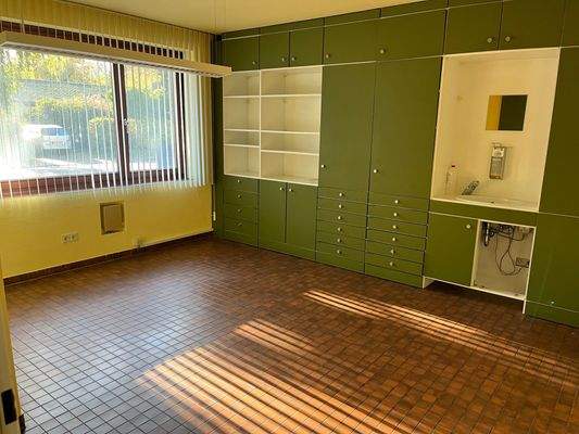 Praxis Raum 1 Schrankwand.jpg