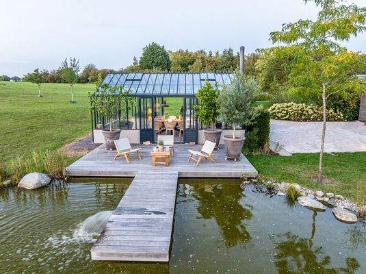 Teich am Gewächshaus mit Steg