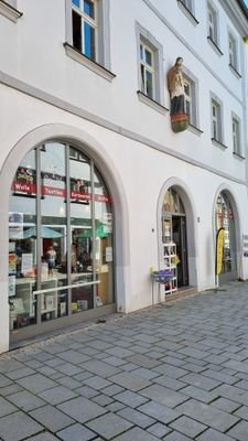 Schaufensterfront an der Hauptstraße 