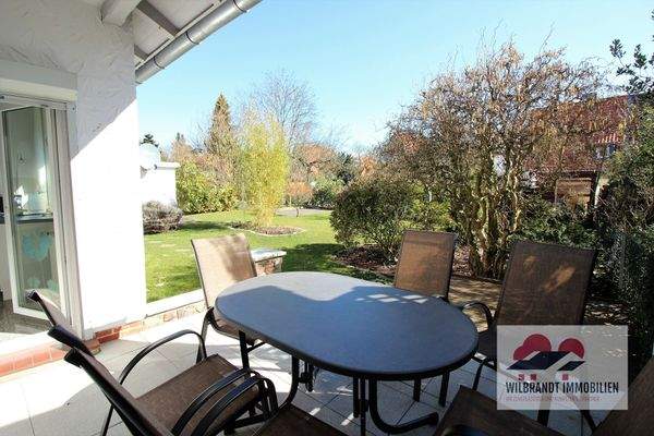 Terrasse am Haus mit Morgensonne