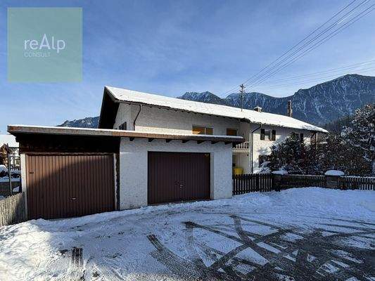 Garage und Einfahrtsbereich