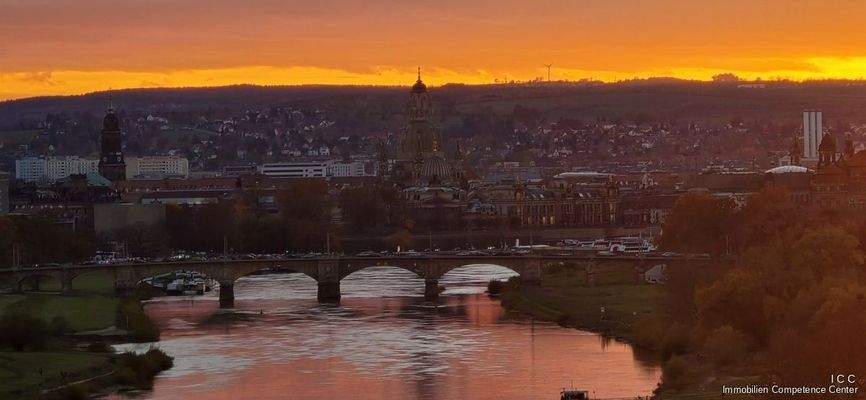 Die Aussicht - Abenddämmerung - vom Penthouse auf Dresden