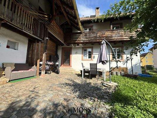 Innenhof mit Eingangstür