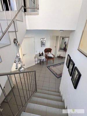 Das offen gestaltete Treppenhaus mit Eingangsbereich und Flur