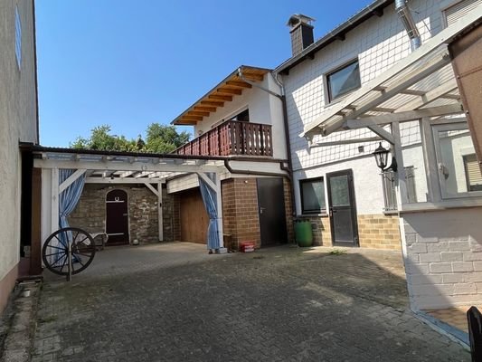 Innenhof mit überdachtem Freisitz / Carport