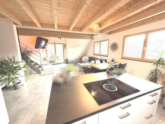 Moderne Küche mit Kochinsel