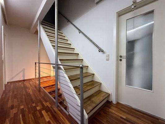 Treppenhaus hoch zum Dachgeschoss