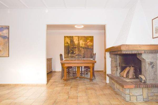 Essen mit Freunden gibt es am Kamin