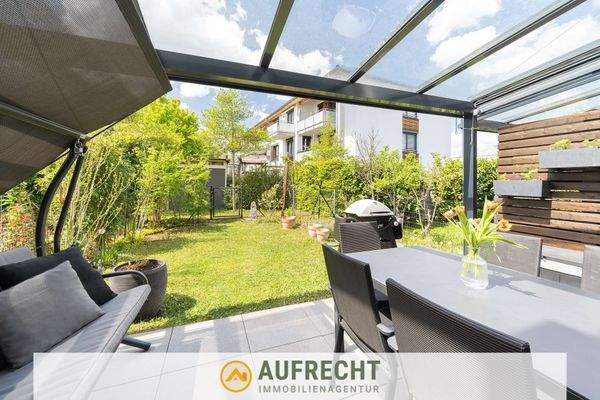 sonnige Terrasse und Garten