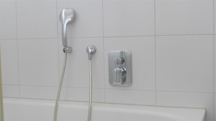 Bad mit Wanne und Dusche