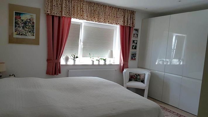 Schlafzimmer mit angrenzendem Badezimmer