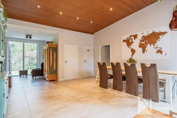 Großzügiges Esszimmer