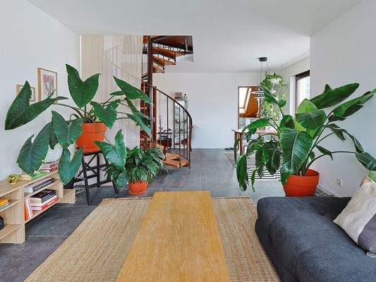 Großzügiger Wohn- und Essbereich mit Zugang ins Dachgeschoss