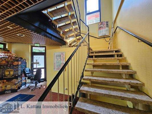 eine Massive Steintreppe führt ins Obegeschoss