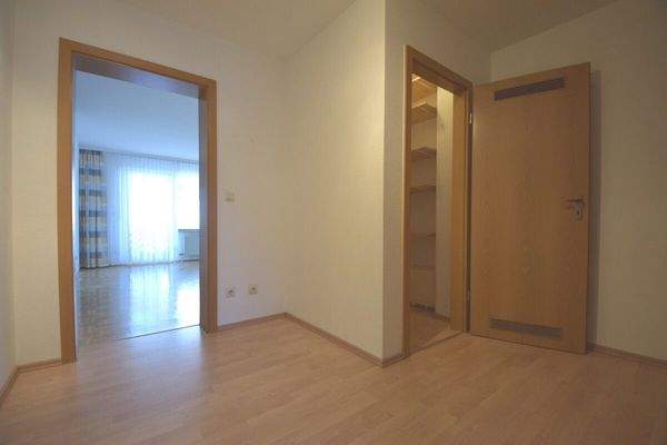 Flur, Eingangsbereich der Wohnung mit Blick zum Abstellraum