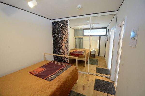 Schlafzimmer mit begehbarem Kleiderschrank