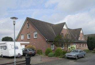 5. Straßenblick auf die Südostseite des Mehrfamili