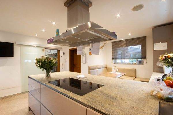 Küchenansicht mit Blick auf Esszimmer und Durchgang zum Flur