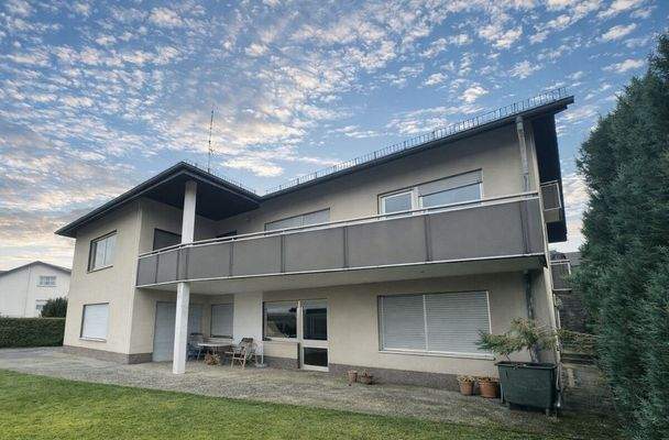 Blick auf das Haus vom Innenhof aus.