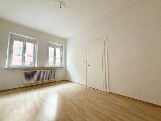 Schlafbereich mit Rolläden vor Renovierung