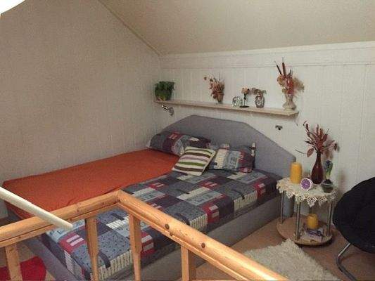 Schlafraum und Toilette im Dachspitz